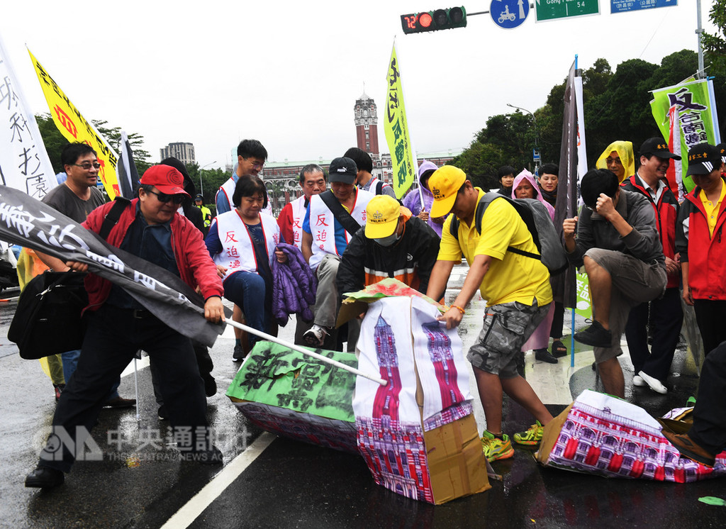 數十名勞團代表17日在台北凱達格蘭大道舉行「2018秋鬥」,以行動劇摧毀象徵政治權貴「新黨國」的總統府紙模型,訴求爭回庶民生存權,呼籲民眾在今年投票前,好好看清楚候選人政見。中央社記者施宗暉攝 107年11月17日