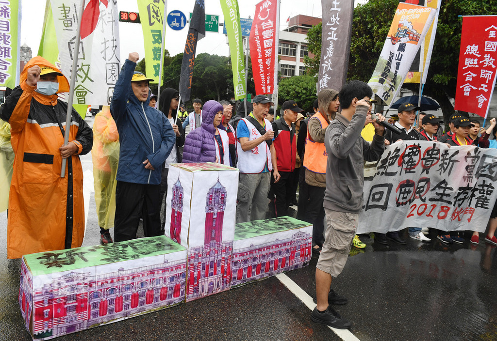 數十名勞團代表17日在台北凱達格蘭大道舉行「2018秋鬥」,透過行動劇抗議權貴政治,訴求爭回庶民生活權。中央社記者施宗暉攝 107年11月17日