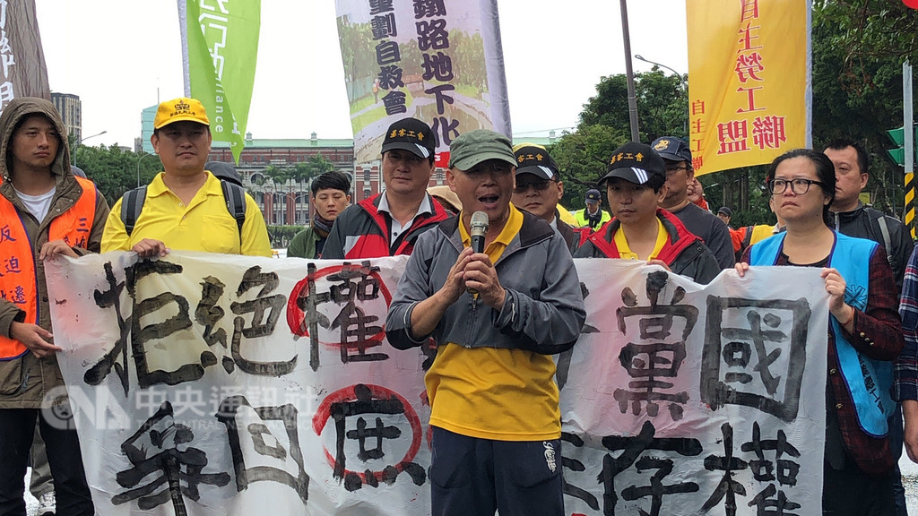 一年一度的秋鬥17日登場,黎明幼兒園長林金連(前)到場支持,他表示,人民一定要站起來,不要寵壞政客,否則台灣未來只有死路一條。中央社記者余曉涵攝 107年11月17日