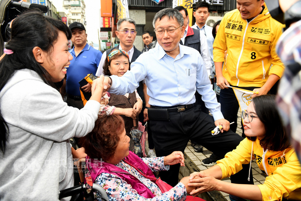 尋求連任的台北市長柯文哲(中)17日與多名時代力量台北市議員候選人一起在北投區掃街造勢,向市民拜票懇託支持。中央社記者施宗暉攝 107年11月17日