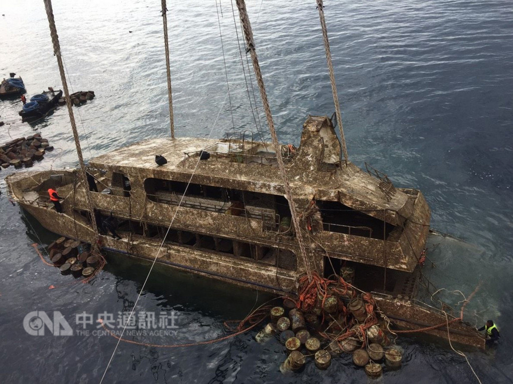 泰國7月初發生47名中國旅客喪生的重大船難,肇禍的觀光船鳳凰號17日被打撈上岸。(檔案照片/泰國警方提供)