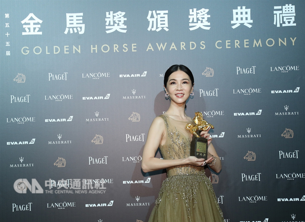 第55屆金馬獎頒獎典禮17日晚間在台北國父紀念館舉行,演員謝盈萱以電影「誰先愛上他的」將影后寶座留在台灣。中央社記者張新偉攝 107年11月17日