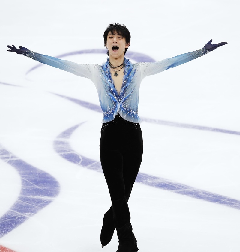 日本「冰上王子」羽生結弦在莫斯科梅加體育館出場,搭配著阿根廷鋼琴家勞狄.布拉西歐作品「秋日」的樂音,完美呈現他的短曲舞步,拿下了110.53高分。(共同社提供)