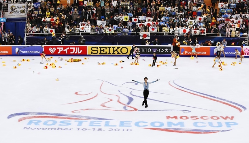 羽生結弦比賽結束後,溜冰場出現「小熊維尼雨」的現象。(共同社提供)