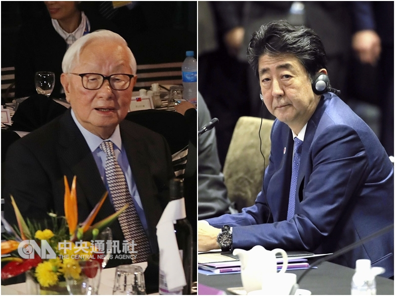 APEC領袖代表張忠謀(左)18日與日本首相安倍晉三(右)會談約20分鐘。(中央社檔案照片/共同社提供)