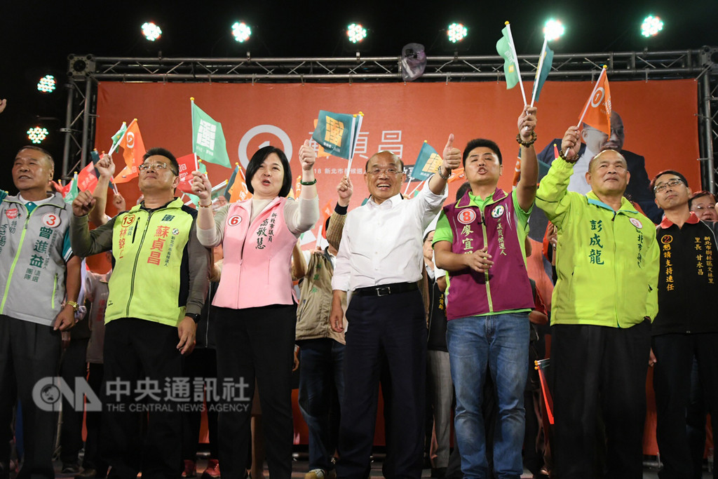 選前最後一個星期六,民進黨新北市長候選人蘇貞昌(前右3)17日晚間分別在林口、樹林舉辦「新新北,會做事」造勢晚會,與黨籍議員候選人同台造勢,籲請選民支持,場面熱烈。中央社記者林長順攝 107年11月18日