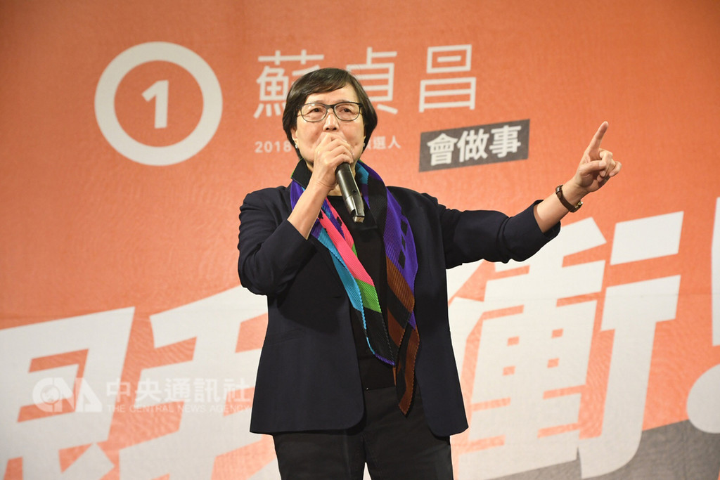 民進黨新北市長候選人蘇貞昌17日晚間分別在林口、樹林舉辦「新新北,會做事」造勢晚會,總統府資政葉菊蘭(圖)兩場皆現身站台助講,呼籲選民支持蘇貞昌。中央社記者林長順攝 107年11月18日