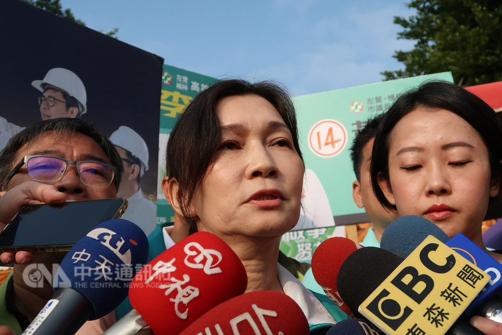 民進黨高雄市長候選人陳其邁的太太吳虹(中)18日指出,任何對長相體型的人身攻擊都不可取。中央社記者王淑芬攝 107年11月18日