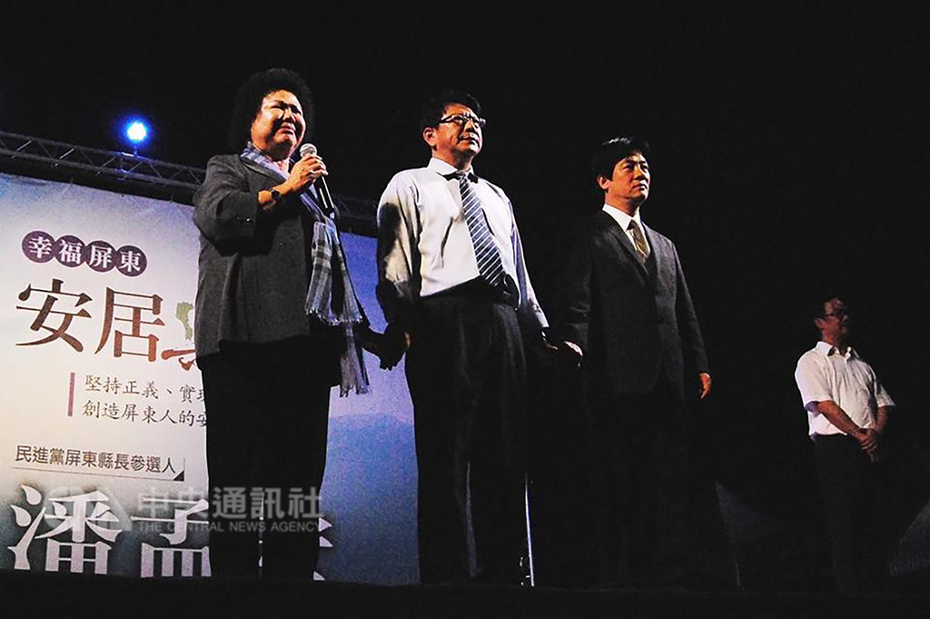 國民黨主席吳敦義以不當言語暗諷總統府秘書長陳菊(左),民進黨屏東縣長候選人潘孟安(左2)18日凌晨在臉書發文聲援陳菊,並貼出陳菊為他站台的照片。(取自潘孟安臉書)中央社記者郭芷瑄傳真 107年11月18日