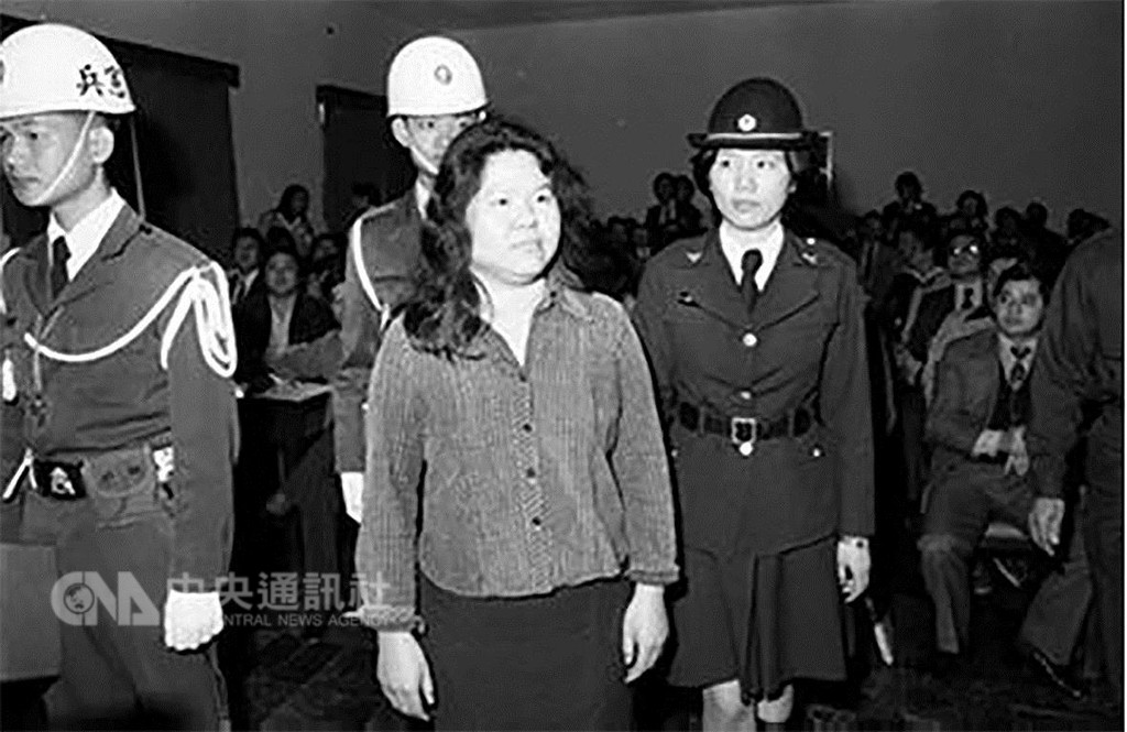 國民黨主席吳敦義以不當言語暗諷總統府秘書長陳菊,民進黨屏東縣長候選人潘孟安18日凌晨在臉書發文聲援陳菊,並貼出陳菊(前左2)年輕因美麗島事件被警調帶去調查的照片。(取自潘孟安臉書)中央社記者郭芷瑄傳真 107年11月18日