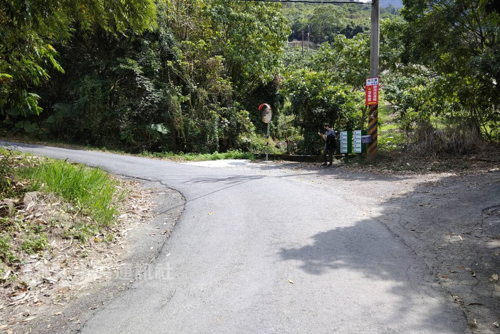 台南市南化區玉山里偏遠的柚子腳地區長期用水不便,民進黨台南市長候選人黃偉哲以立委身分協助爭取經費補助,鋪設管線工程將於12月施工。圖為當地狀況。(黃偉哲服務處提供)中央社記者楊思瑞台南傳真 107年11月18日