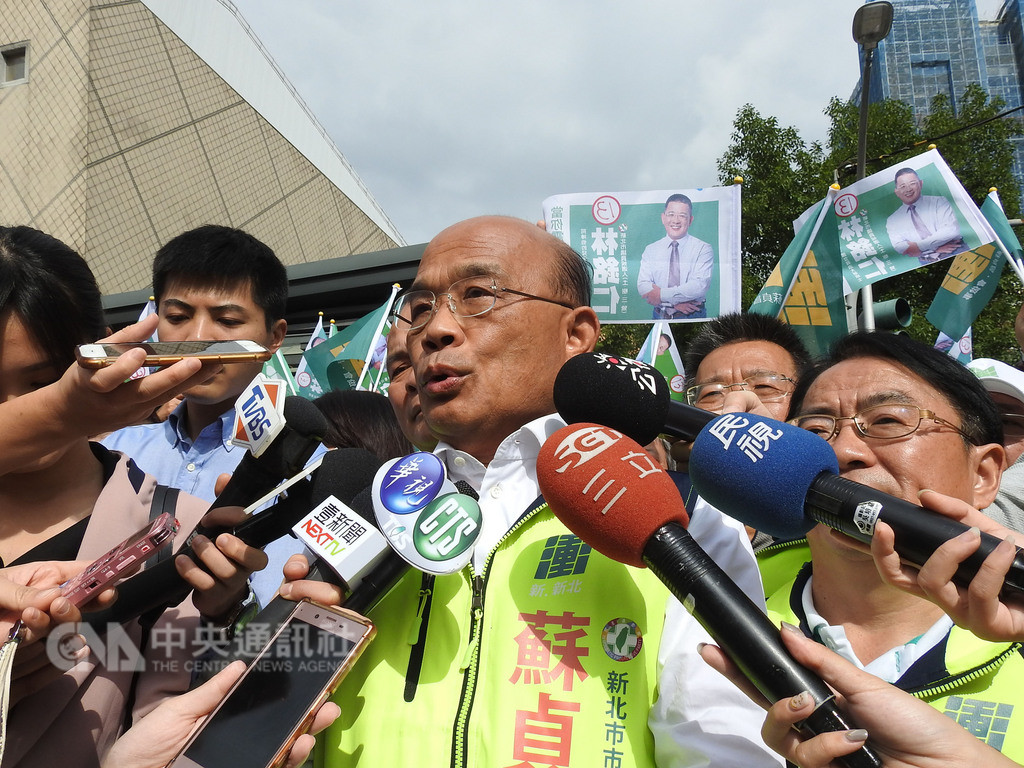 民進黨新北市長候選人蘇貞昌(中)18日針對國民黨主席吳敦義暗諷總統府秘書長陳菊的失言爭議表示,他驚訝和憤怒。中央社記者王鴻國攝 107年11月18日