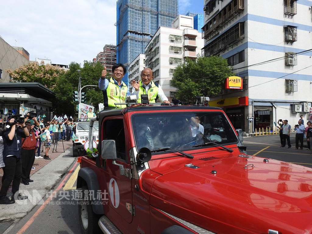 選戰倒數衝刺,民進黨新北市長候選人蘇貞昌(右)18日一早到土城進行車隊掃街,受到許多民眾歡迎。中央社記者王鴻國攝 107年11月18日