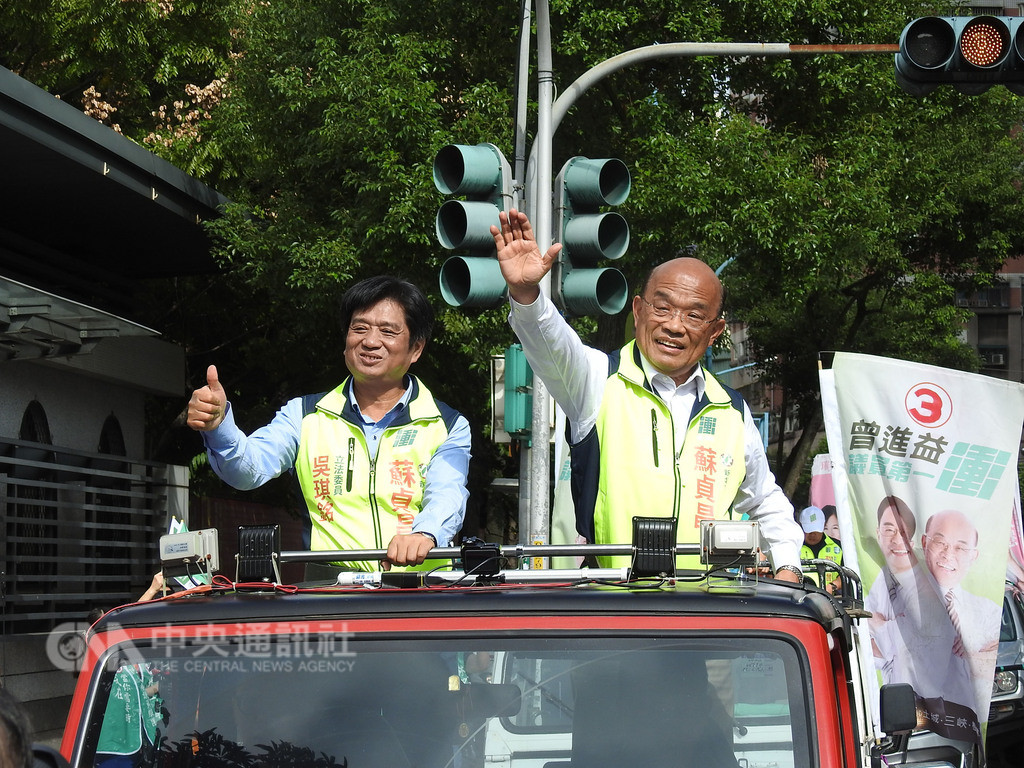 選戰倒數,民進黨新北市長候選人蘇貞昌(右)18日上午到土城進行車隊掃街。中央社記者王鴻國攝 107年11月18日