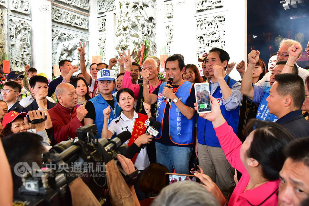 前總統馬英九(中)18日第10度南下桃園,陪同國民黨桃園市長候選人陳學聖(中右)及黨籍市議員候選人前往沿海地區掃街拜票。(陳學聖競選總部提供)中央社記者吳睿騏桃園傳真 107年11月18日