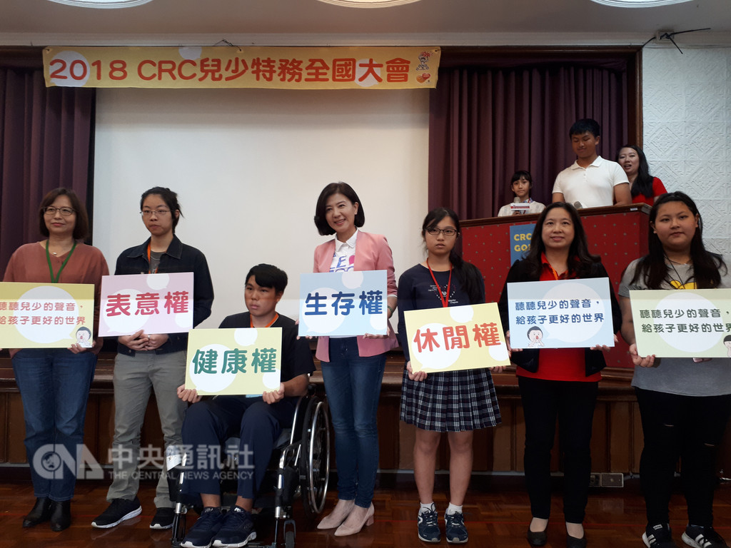 兒童福利聯盟文教基金會18日舉行「國際兒童人權日,傾聽孩子的聲音」記者會,會中除發表兒童福祉調查結果,還有近百名兒少代表與會,並邀請多名朝野立委出席,傾聽兒少代表訴求。中央社記者許秩維攝 107年11月18日