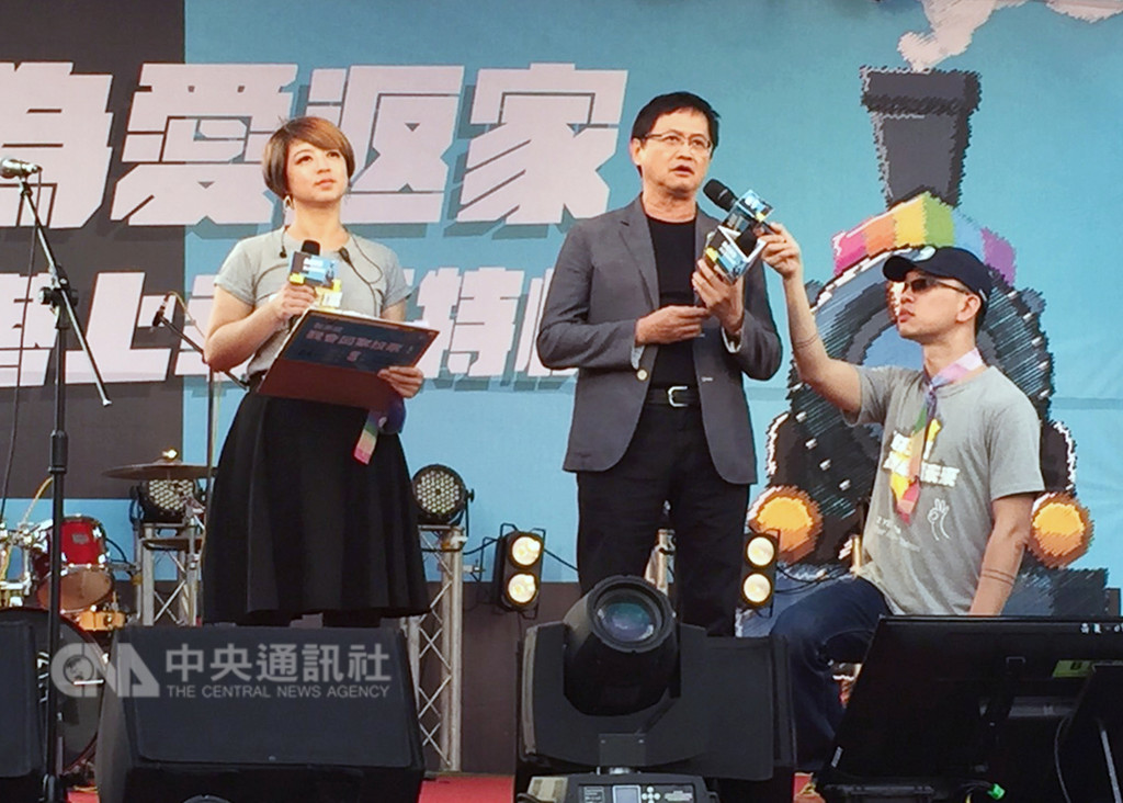 和碩科技董事長童子賢(中)18日到凱道出席力挺婚姻平權的音樂會活動,並代表包含和碩科技在內的27家企業發表聲明,指婚姻平權是天賦人權的一部分。中央社記者楊淑閔攝 107年11月18日