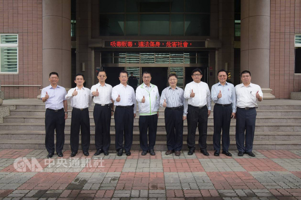 選戰進入倒數最後一週,嘉義查賄件數高居全國之冠,內政部長徐國勇(中)18日前往嘉義縣、市警察局慰勉員警辛勞,並呼籲候選人不要以身試法。(嘉義市警察局提供)中央社記者江俊亮傳真 107年11月18日