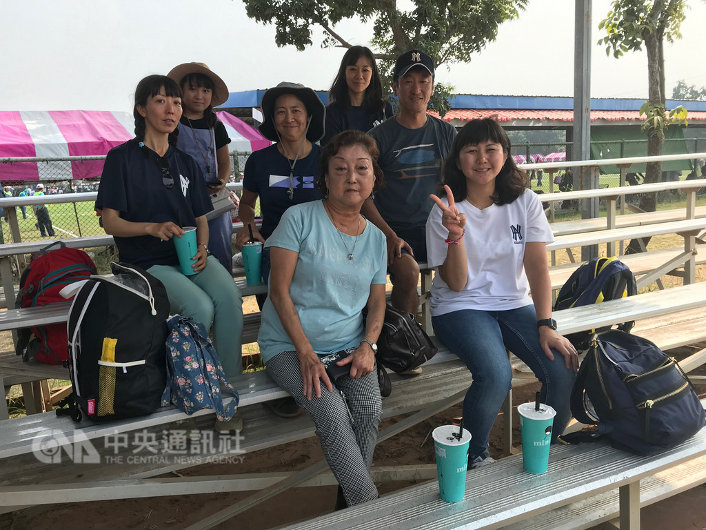 日本東練馬little league來台參加第6屆徐生明國際少棒錦標賽,由8到60歲組成的應援團也在場邊為小球員們加油打氣。中央社記者李晉緯攝 107年11月18日