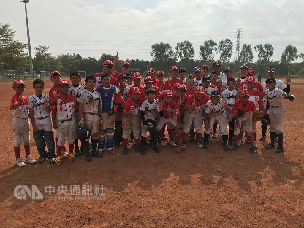 第6屆徐生明國際少棒錦標賽18日持續在高雄進行,日本東練馬little league(白衣)這次由來自10個不同學校的15名球員來台參賽,也與台灣小選手(紅衣)開心打成一片。中央社記者李晉緯攝 107年11月18日
