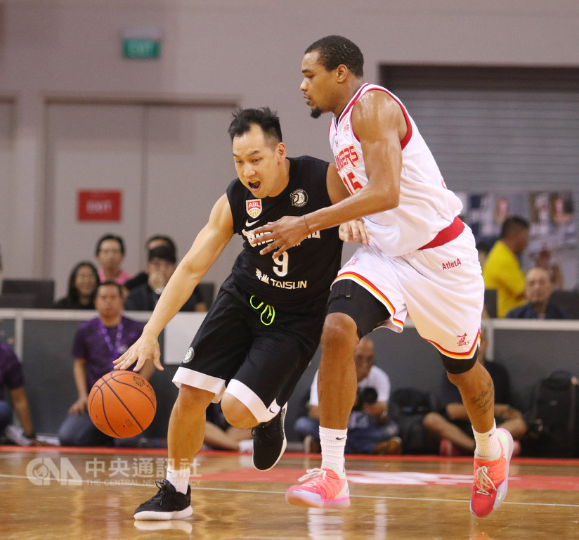 東南亞職業籃球聯賽(ABL),台灣寶島夢想家籃球隊18日以77比73,擊敗主場的新加坡騰飛之獅隊。圖為陳世念運球突破騰飛之獅球員防守。中央社記者黃自強新加坡攝 107年11月18日