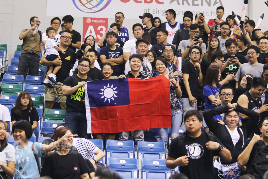 東南亞職業籃球聯賽(ABL),台灣寶島夢想家籃球隊18日以77比73,擊敗主場的新加坡騰飛之獅隊。圖為台灣球迷拿出國旗為台灣加油。中央社記者黃自強新加坡攝 107年11月18日
