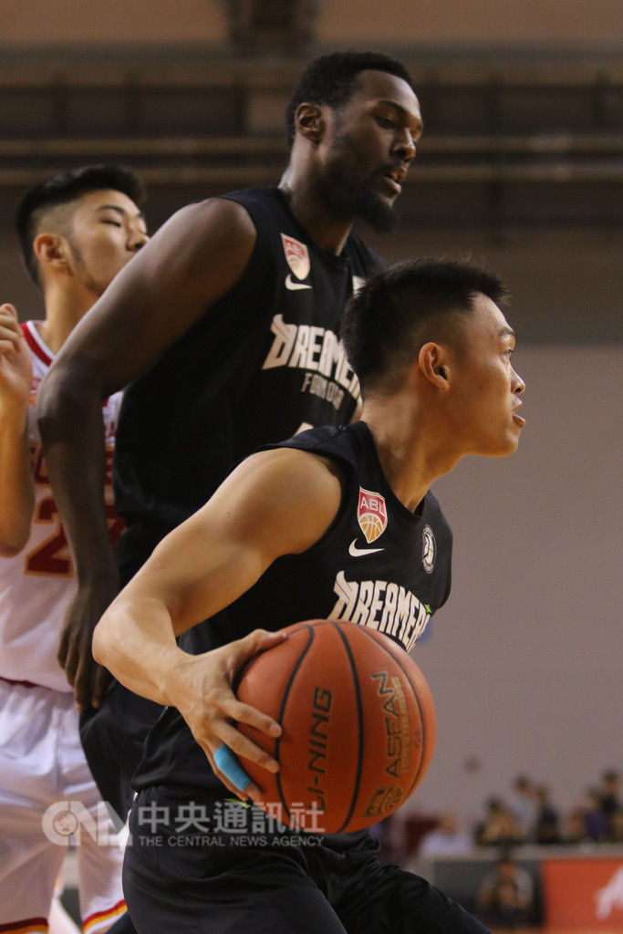 東南亞職業籃球聯賽(ABL),台灣寶島夢想家籃球隊18日以77比73,擊敗主場的新加坡騰飛之獅隊。圖為李學林(前)在洋將協助下成功抄截。中央社記者黃自強新加坡攝 107年11月18日