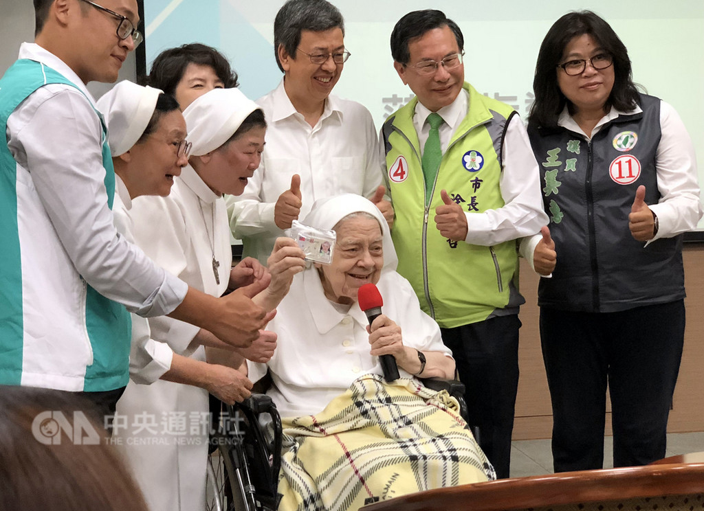 副總統陳建仁(後右3)18日在民進黨嘉義市長候選人涂醒哲(右2)等人陪同下,參訪聖馬爾定醫院附設護理之家,與醫院創辦人華淑芳修女(前中)相見歡。中央社記者黃國芳攝 107年11月18日