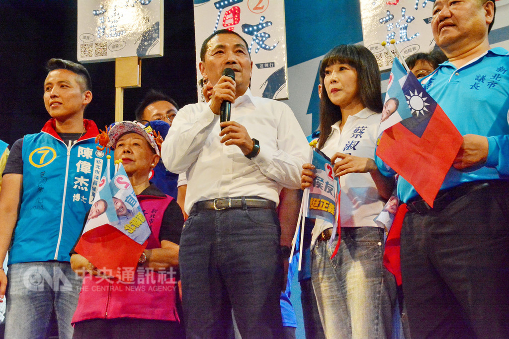 選前超級星期天,國民黨新北市長候選人侯友宜(中)18日晚間在造勢晚會上表示,相當心疼妻子不斷遭到抹黑攻擊,並高喊「老婆,我愛妳。」中央社記者黃旭昇新北市攝 107年11月18日