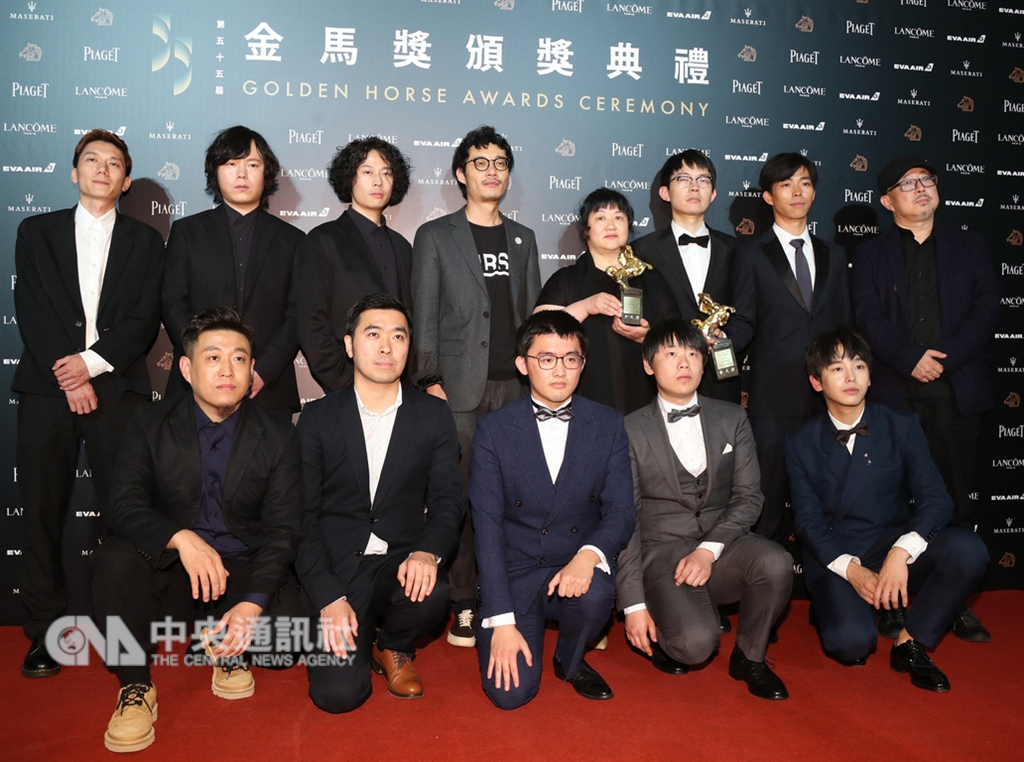 第55屆金馬獎頒獎典禮17日在台北國父紀念館順利落幕,最佳劇情長片由已故中國大陸新銳導演胡波的「大象席地而坐」獲得,胡波母親(後右4)與劇組成員等多人合影留念。中央社記者張新偉攝 107年11月18日
