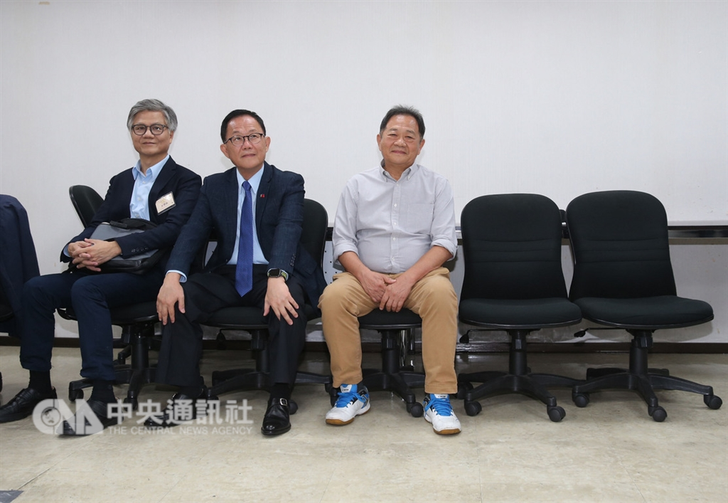 台北市選舉委員會舉辦的第7屆市長候選人公辦政見發表會第2場18日在新台北有線電視台舉行,台北市長候選人吳蕚洋(左起)、丁守中、李錫錕在會議室等待抽籤決定發言順序。中央社記者鄭傑文攝 107年11月18日