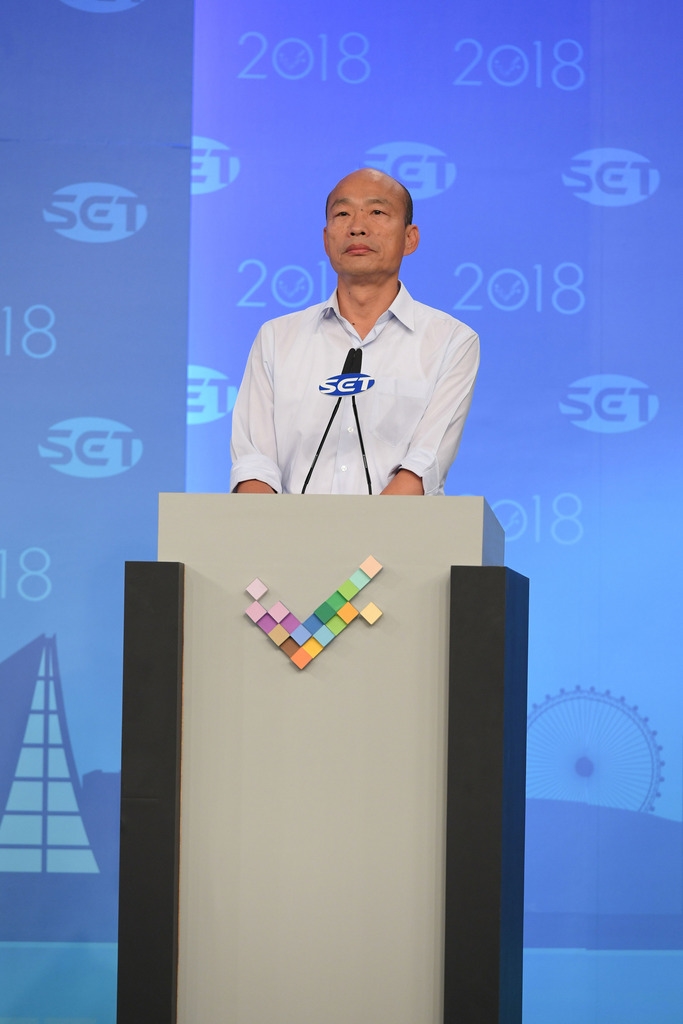 三立電視台舉辦的2018高雄市長候選人辯論會19日晚間登場,國民黨候選人韓國瑜出席發表政見並回答提問。(三立電視台提供)中央社 107年11月19日