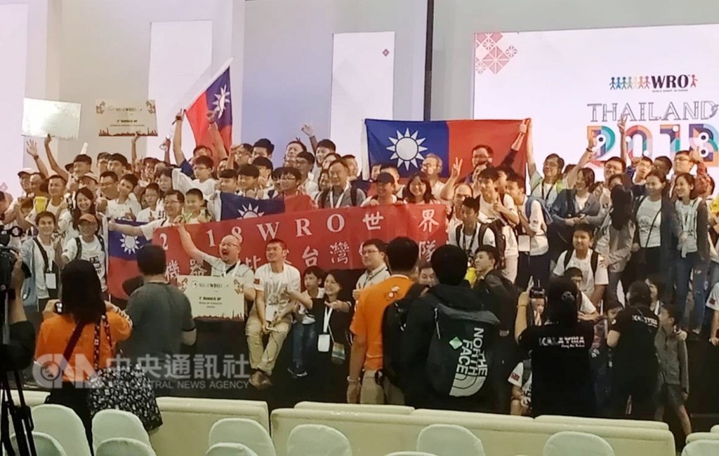 2018年國際奧林匹亞機器人世界賽(World Robot Olympiad, WRO)16日起在泰國清邁舉行,18日台灣代表隊共獲得2金2銀1銅共5個獎項後全體合影。(駐泰處提供)中央社記者劉得倉曼谷傳真 107年11月19日