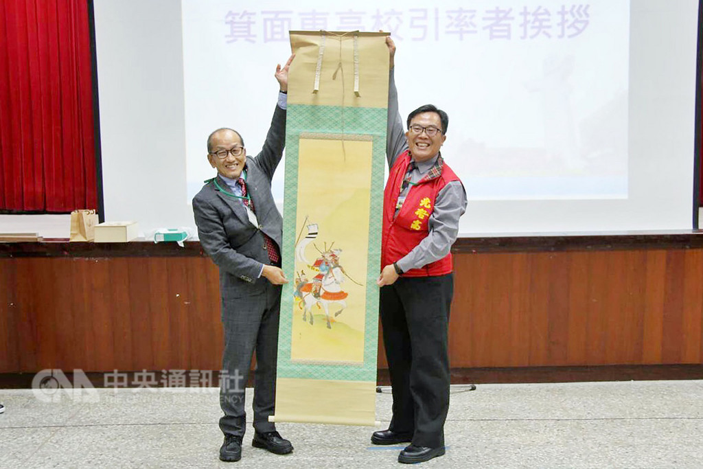日本大阪府立箕面東高等學校19日來訪桃園市光啟高中,校方規劃了台灣小吃及童玩等課程,希望以傳統文化為橋梁,帶動台灣與日本學校間的交流互動。左為日本師長代表國守正二、右為光啟高中校長陳成業。(桃園市光啟高中提供)中央社記者吳睿騏桃園傳真 107年11月19日