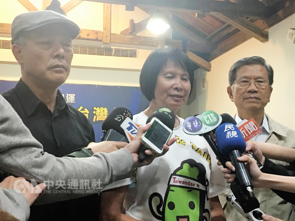 2020東奧正名行動聯盟20日召開記者會,包括正名公投領銜人紀政(中)及前體委會主委許義雄(右)、楊忠和(左)等人出席,除為東奧正名公投催票外,也抨擊中華奧會未善盡職責。中央社記者龍柏安攝 107年11月20日