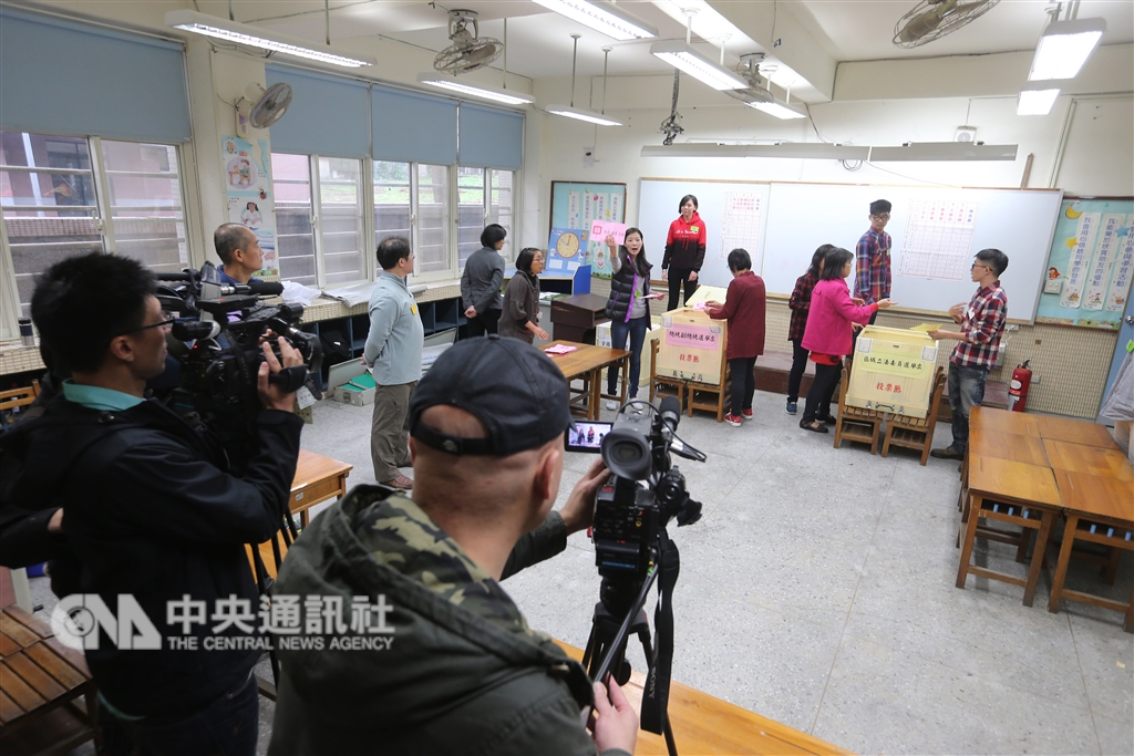 隨著兩岸交流加深,除了官方學界,許多陸民也隔海觀察著台灣選舉。圖為選舉開票畫面。(中央社檔案照片)