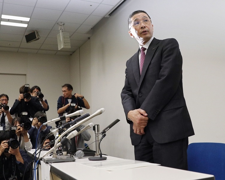日產汽車公司董事長戈恩因涉違法遭逮捕,社長西川廣人(右)19日晚間召開記者會表示,無法容忍戈恩的重大不正當行為,將予以解除職務。(共同社提供)