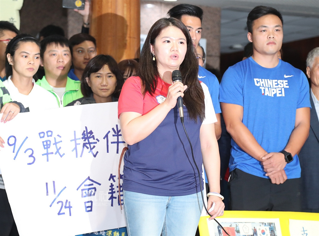 已取得2020東京奧運參賽門票的射擊好手田家榛(前),也是目前最早取得奧運參賽權的台灣運動員,21日在體育署辦公大樓發言時強調,她盼望能在東京奧運繼續為中華台北、台灣取得榮耀,「請給我們舞台,公投正名請投反對票。」中央社記者張新偉攝 107年11月21日