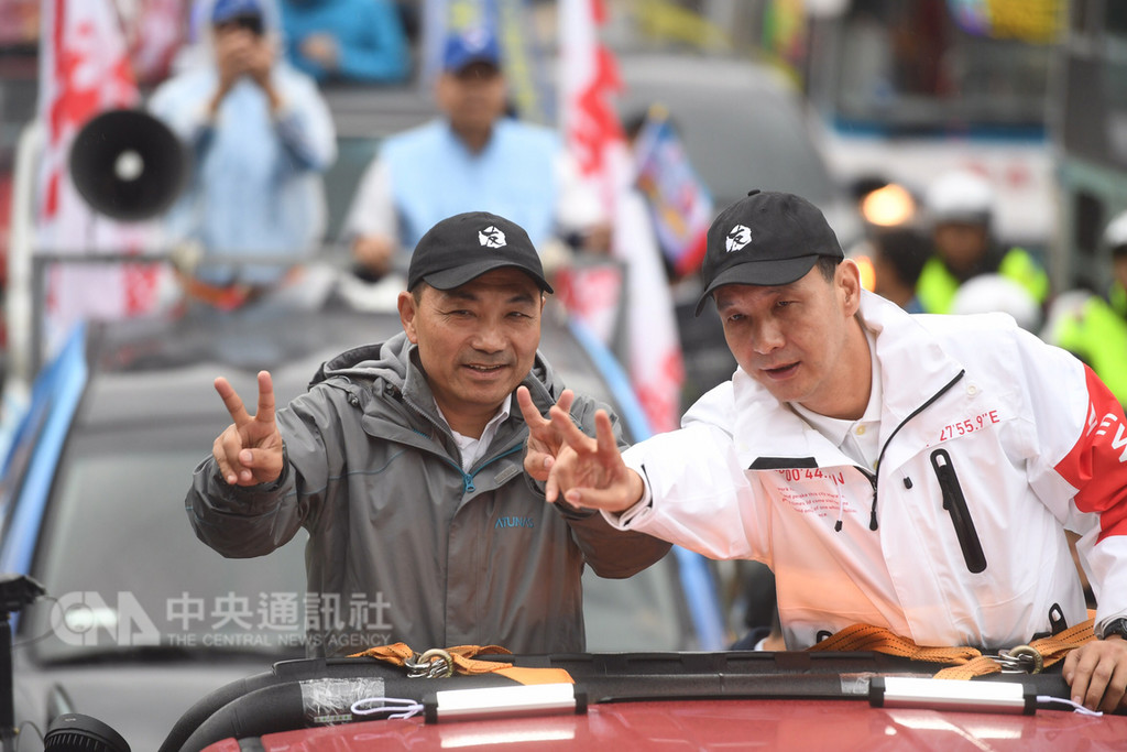 距離選舉投票日只剩下2天,國民黨新北市長候選人侯友宜(左)22日和現任市長朱立倫(右)合體,在新店地區以車隊方式掃街,懇託市民支持。中央社記者孫仲達攝 107年11月22日