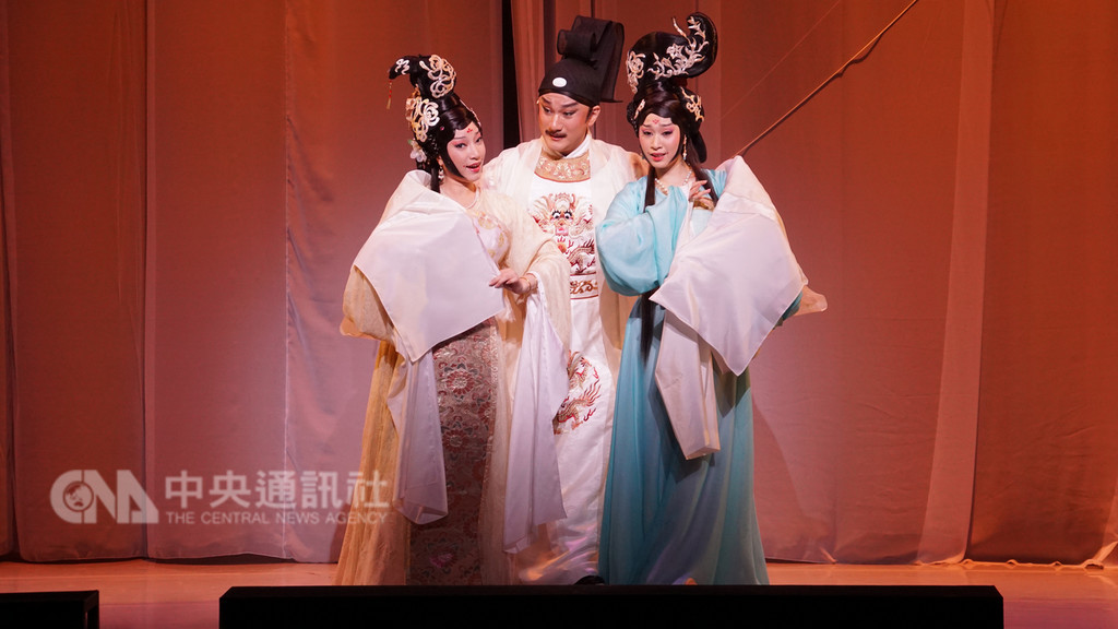 國光劇團以南唐末代君主李後主為題,推出京崑文學劇場「天上人間 李後主」,但這次不談他的政治勝負,要從文學視角看他與大小周后在愛裡的輸贏。(國光劇團提供)中央社記者汪宜儒傳真 107年11月22日
