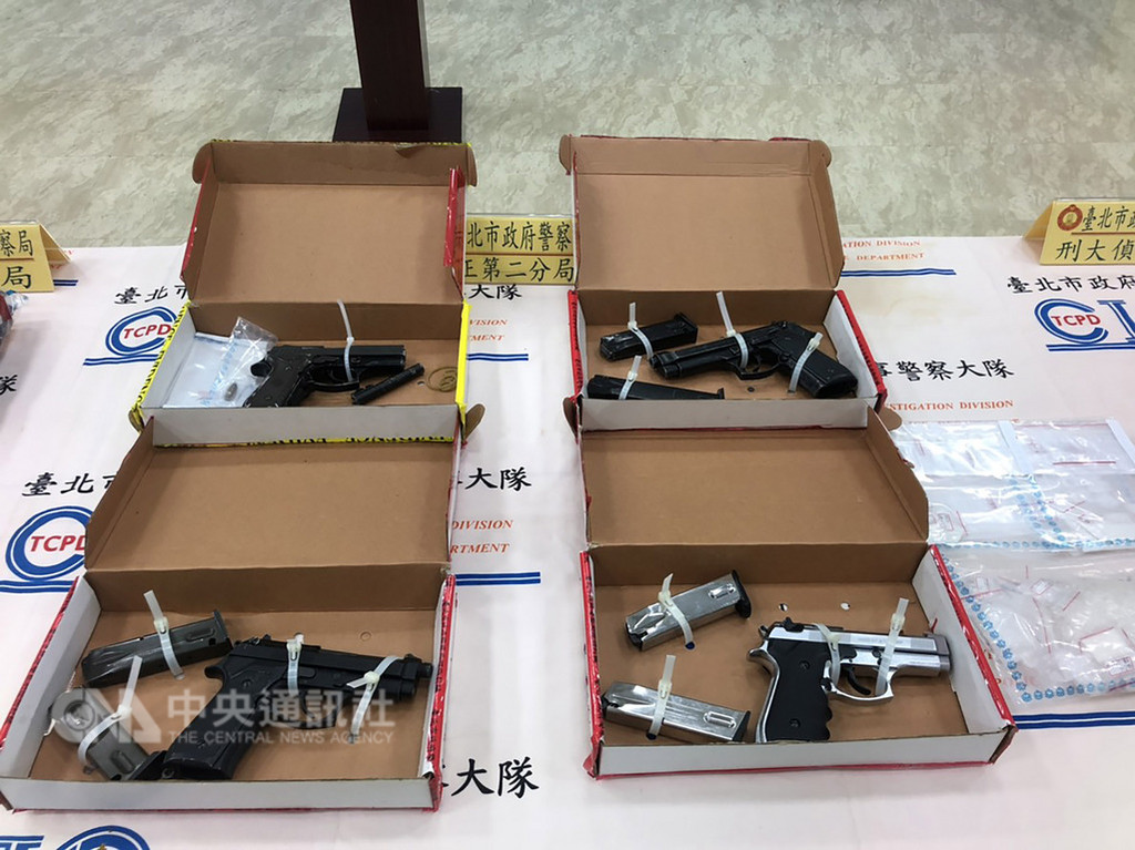 為淨化選前治安,台北市警察局加強肅槍、掃蕩幫派,11月在雙北共計查獲11枝非法改造槍械和191顆子彈。(台北市刑事警察大隊提供)中央社記者黃麗芸傳真 107年11月22日
