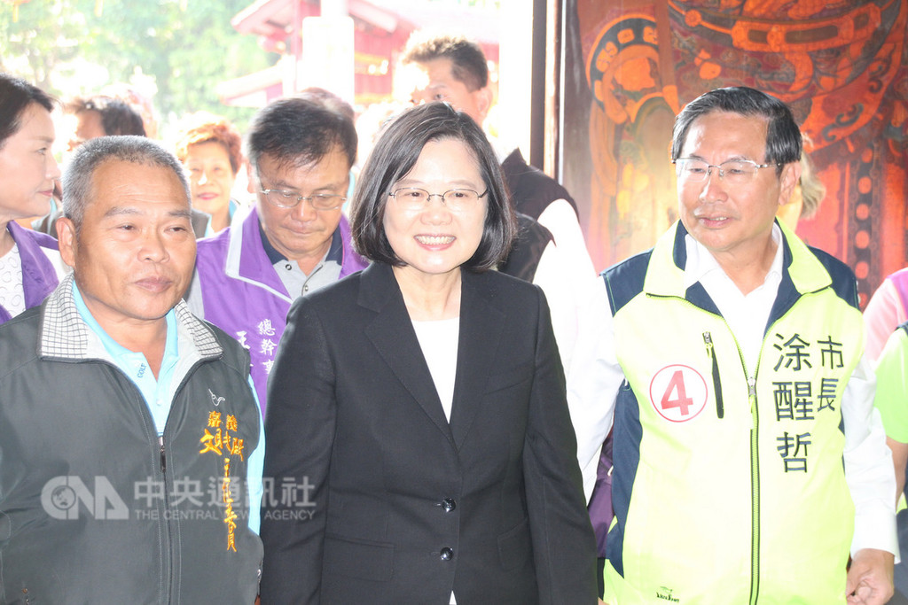 兼任民主進步黨主席的總統蔡英文(中)22日到嘉義市輔選時表示,嘉義市長涂醒哲(右)是有政績、認真做事的市長,施政時不僅動用市府資源,還跟民間有充分合作,讓所有資源都能得到應用。中央社記者江俊亮攝 107年11月22日
