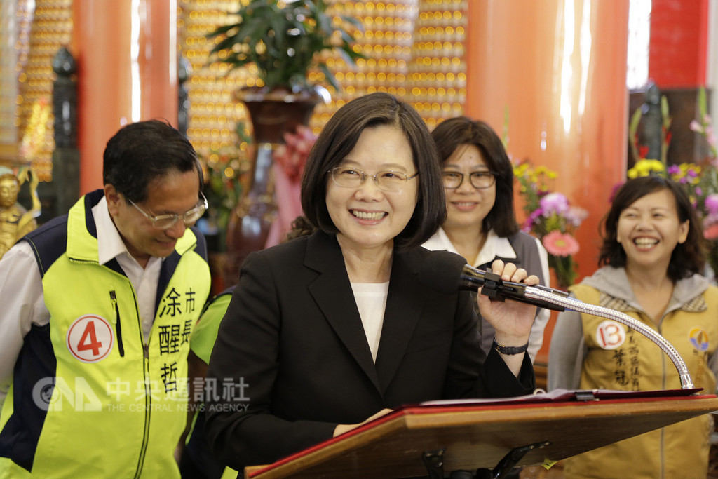 兼任民主進步黨主席的總統蔡英文(前)22日下午到嘉義市地藏庵參拜後表示,目前有很多外來勢力侵入、干擾台灣社會與選舉,台灣人不會屈服,會堅守優質民主,做出最好抉擇。中央社記者江俊亮攝 107年11月22日