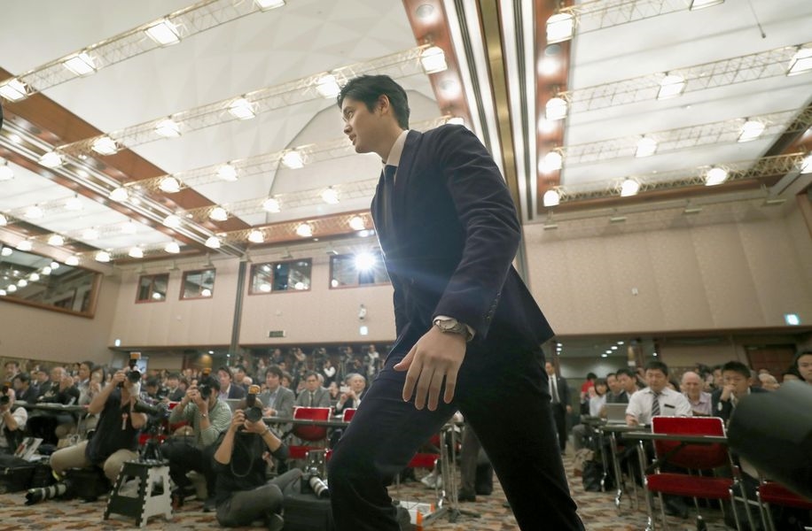 大谷翔平22日在東京都內的日本記者俱樂部舉行記者會,這是他2月1日前往美國後,首度返回日本舉行記者會。(共同社提供)