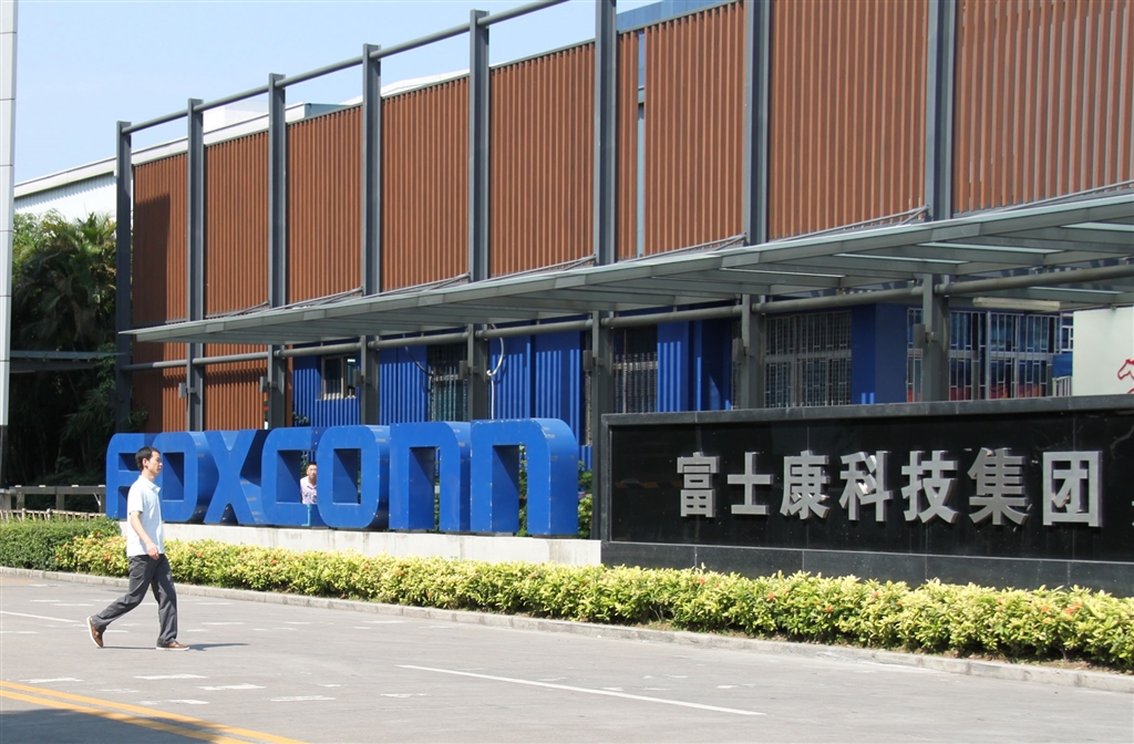 鴻海計畫2019年大幅削減費用200億元人民幣。圖為鴻海集團富士康深圳總廠大門。(中央社檔案照片)