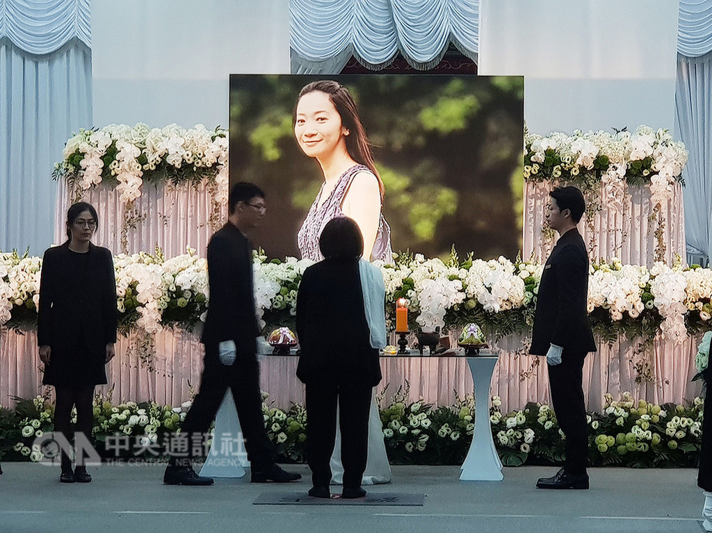 作家李維菁13日凌晨癌症過世,23日上午在第一殯儀館舉行告別式,家屬用李維菁生前穿著洋裝、側身微笑的照片,作為向親友告別的面容,以少女的姿態遺留人間。中央社記者鄭景雯攝 107年11月23日