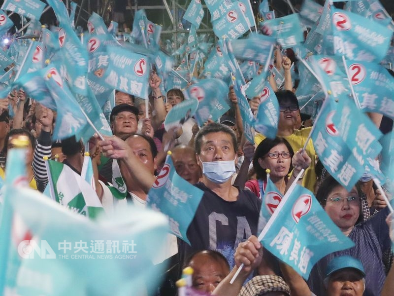 隨著選情持續升溫,各界對於中國干涉選舉的擔憂也跟著增加。民進黨高雄市長候選人陳其邁(左)律師告訴記者,他們掌握證據,許多誹謗陳其邁的假消息源於外國帳號,包括部分來自中國的IP位址。圖為陳其邁支持者。(中央社檔案照片)