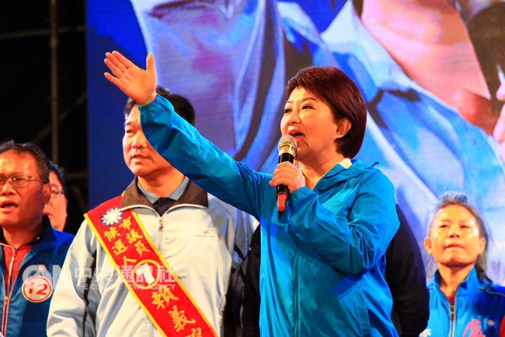 國民黨台中市長候選人盧秀燕(右)23日舉辦選前之夜造勢活動,她說,空氣不好、經濟變差,她憤而參選,未來要當「媽媽市長」拚經濟。中央社記者蘇木春攝 107年11月23日