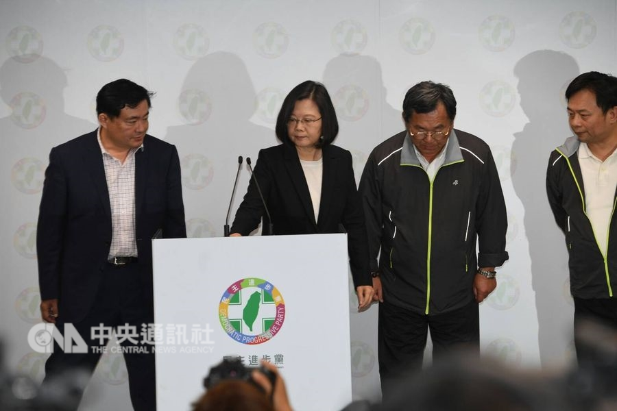 2018九合一選舉失利,兼任民進黨主席的總統蔡英文(左2)24日晚間召開記者會表示,身為執政黨主席,她要對結果負起完全責任,她立即辭去主席一職。中央社記者施宗暉攝 107年11月24日