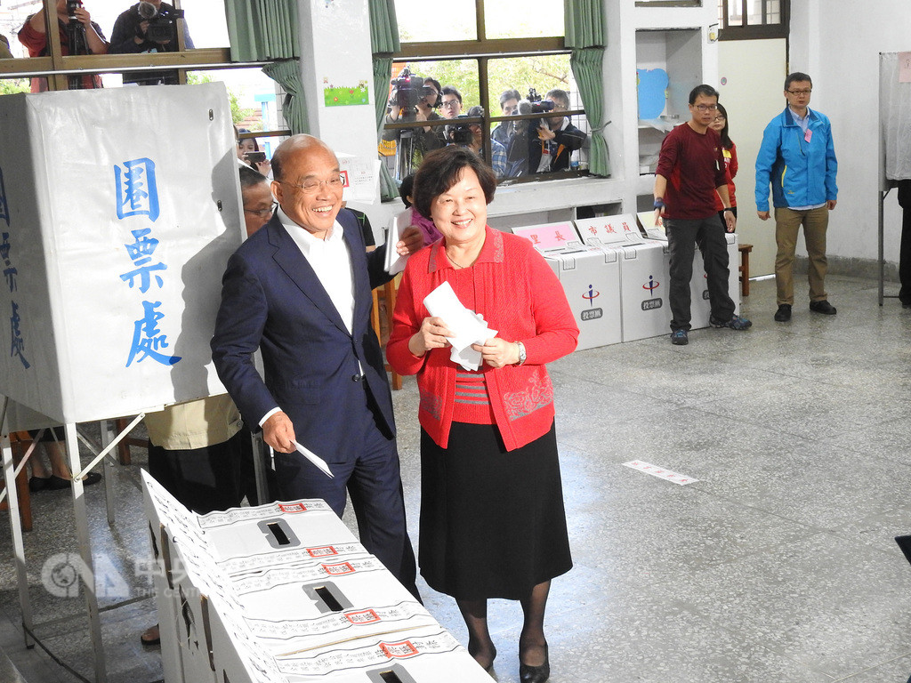 蘇貞昌完成投票妙答幸運物是印章身分證| 政治| 中央社CNA